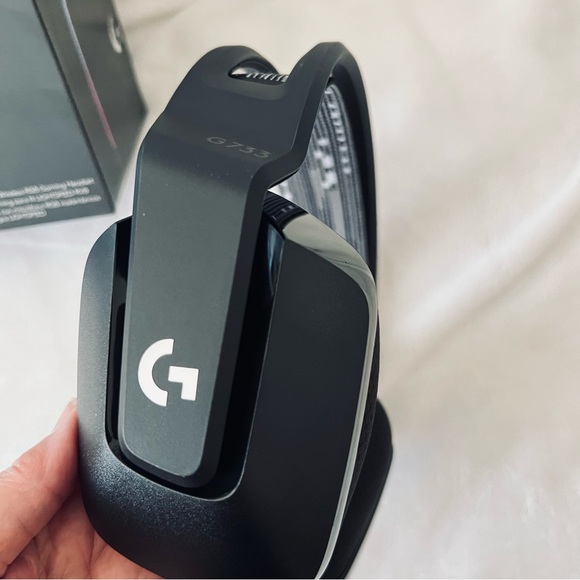 Logitech G733 Wireless Gaming Headset w Suspension Headband, Lightsync RGB w Mic - Picture 9 of 10